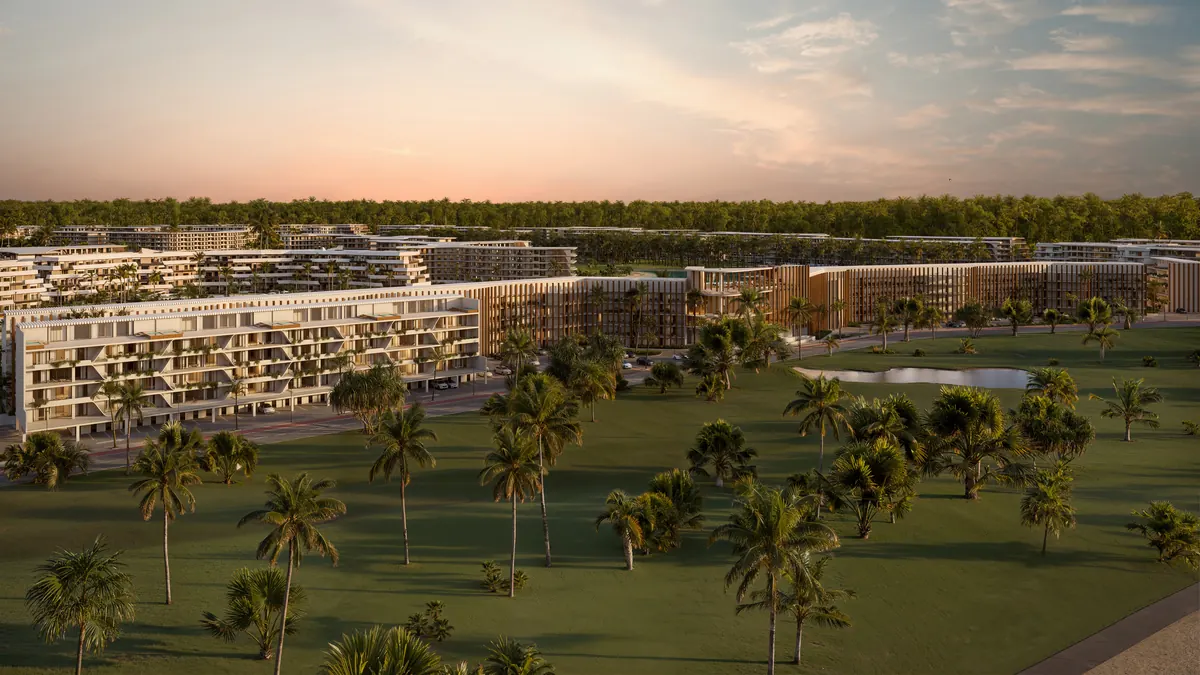 Vista general trasera del conjunto Coral Lake con el fairway del campo de golf en primer plano